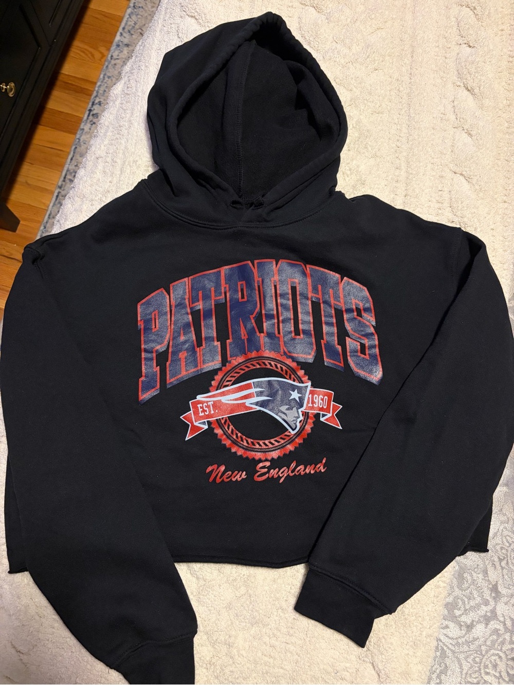 New England Patriots Black Graphic Crop Hoodie